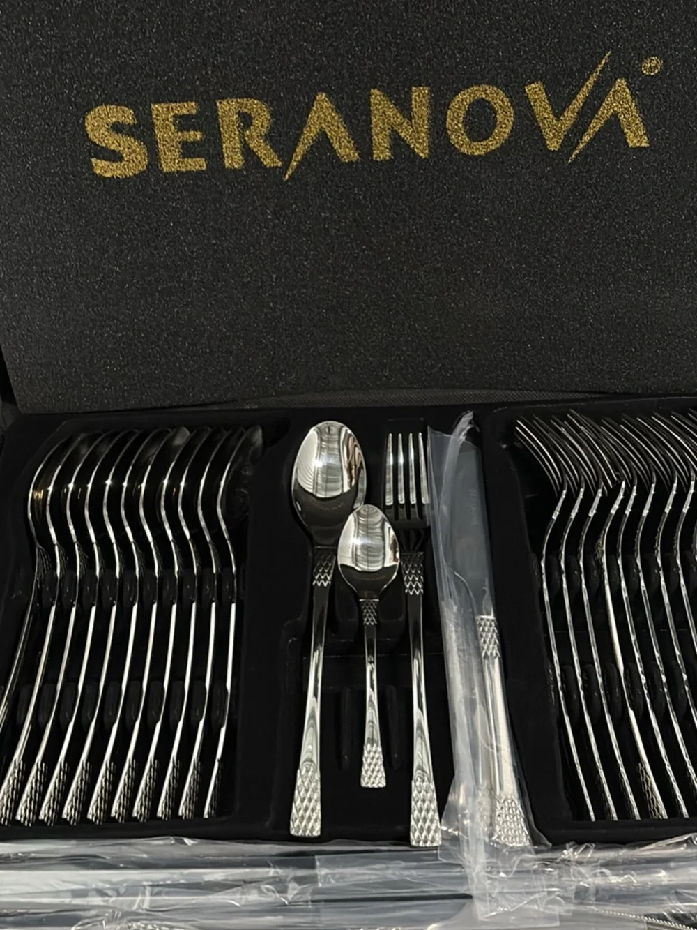 Polished Stainless Flatware Set in Silver - Classic Dining Collection 72 Piece